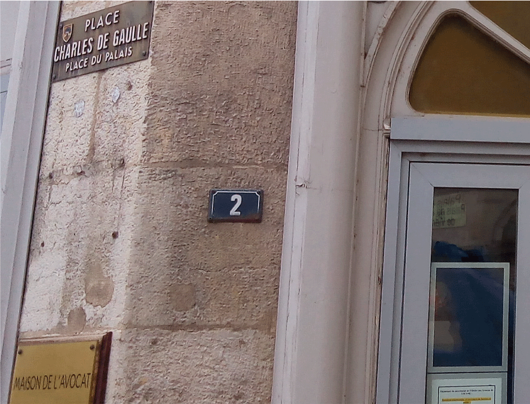 Photo d'une porte avec le numéro 2 sur la place.